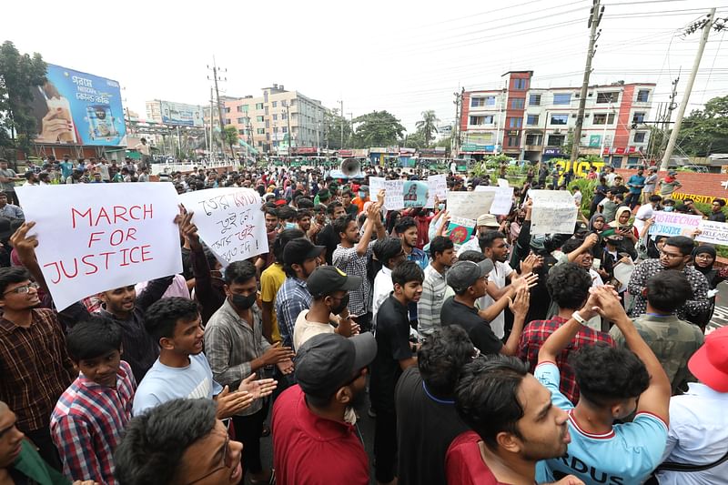 সিলেটের শাহজালাল বিজ্ঞান ও প্রযুক্তি বিশ্ববিদ্যালয়ের প্রধান ফটকের সামনে বৈষম্যবিরোধী ছাত্র আন্দোলনের কর্মসূচিতে পুলিশি বাধা উপেক্ষা করে শিক্ষার্থীরা বিক্ষোভ করেন